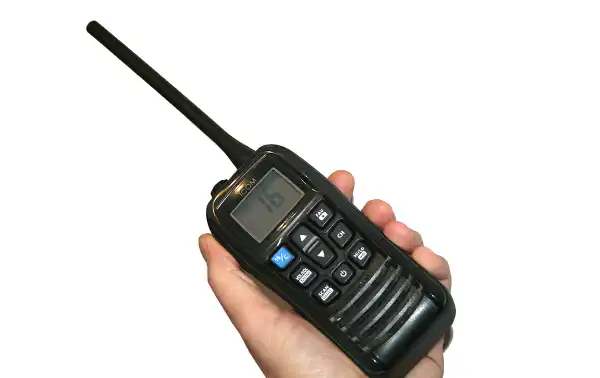 ICOM IC-M37E Walkie Talkie en la mano tamaño real