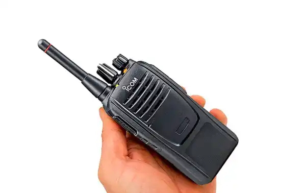 L'IC-F29DR3 est une radio bidirectionnelle professionnelle PMR446 sans licence, destinée principalement aux utilisateurs professionnels. Cette radio peut fonctionner et scanner simultanément en modes analogique et numérique, permettant à une organisat