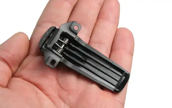 Function: Allows the radio to be attached to the belt, facilitating its transportation and quick access.