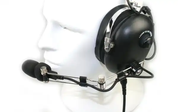 Esta combinación profesional y pesada de micrófono y auriculares dobles es adecuada para su uso en entornos ruidosos, por ejemplo, en la industria, aeropuertos, obras de construcción o deportes de motor.