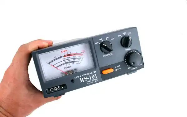 Compteur et wattmètre ROE ROE stationnaire RS-101 KPO de 1,6 à 60 Mhz. 3 000 watts. 2 connecteurs femelles PL.