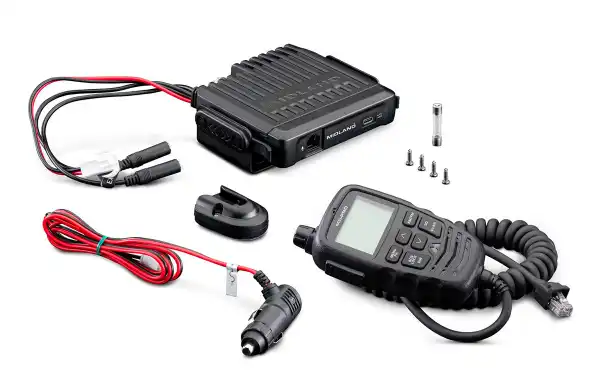 Emisora CB MULTI con controles en el micrófono
