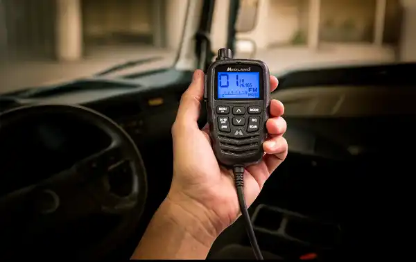MIDLAND-M-5-PRO vista en la mano