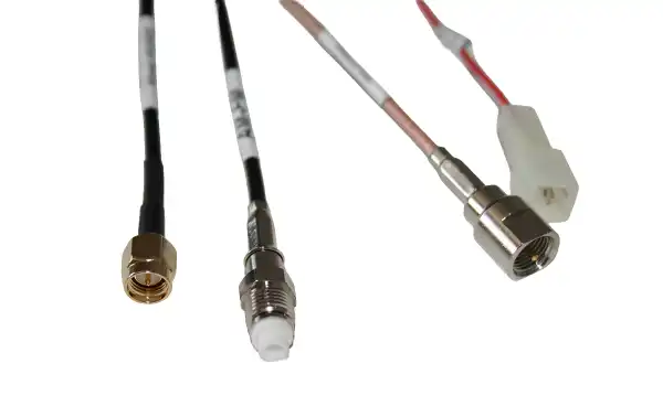 Este tipo de antena resulta especialmente útil en flotas profesionales, vehículos de emergencias, seguridad, servicios técnicos y aplicaciones donde se requiere una instalación limpia y eficiente. 