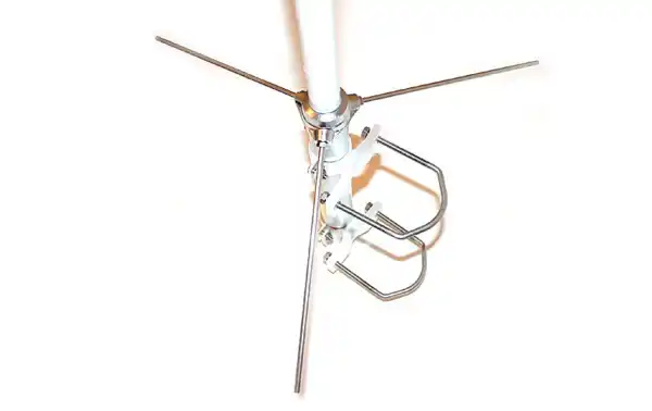 Radials: This antenna has three radials with a length of 52 cm each. Radials are metal elements that extend from the base of the antenna and help improve the efficiency of the antenna.