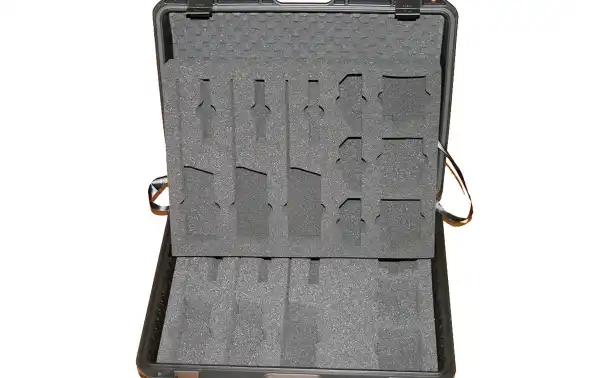 La valise 6511 apparaît comme une solution idéale de rangement et de transport pour les talkies-walkies et leurs accessoires. Voici quelques-unes de ses caractéristiques notables :