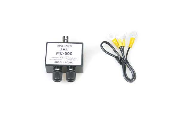 El AOR MC-600 es un elemento pasivo diseñado para actuar como un adaptador de impedancia entre una antena de escáner de 50 ohmios y receptores antiguos que tienen una impedancia de entrada de 600 ohmios. 