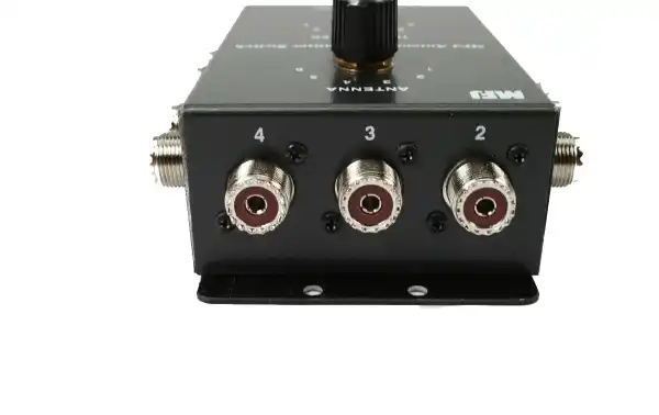 Switch MFJ-1700C para 6 antenas e 6 transceptores