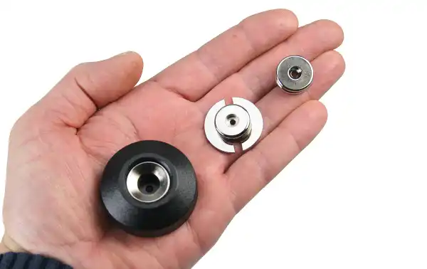 Instala la pieza metálica en el micrófono: Encuentra la parte posterior del micrófono donde normalmente se encajaría en un clip de plástico o metal. En su lugar, coloca la pieza metálica proporcionada con el MIKE-MAG. Esta pieza metálica debe estar diseña