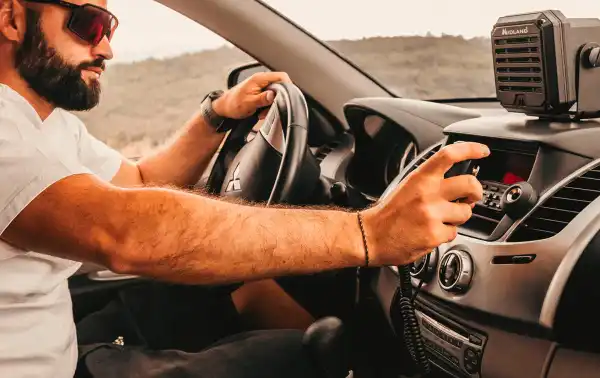 Coloca el micrófono en el salpicadero: Con la pieza metálica instalada en el micrófono, puedes montar el micrófono en el salpicadero donde has colocado la pieza con el adhesivo 3M. La pieza metálica debería conectarse magnéticamente con la pieza en el sal