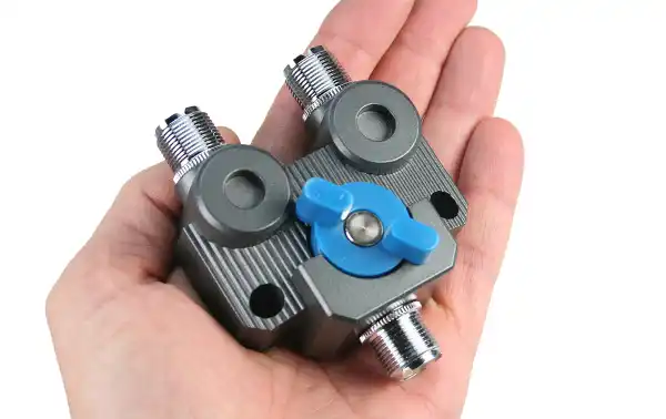 MIRMIDON MIRC02PL Conmutador 2 posiciones conectores PL, El MIRC02PL es un conmutador de alta calidad con conectores PL hembra, diseñado para la conexión de dos antenas a una misma emisora.