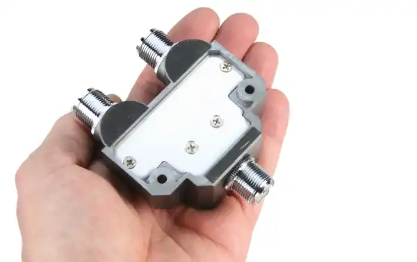 MIRMIDON MIRC02PL Conmutador 2 posiciones conectores PL, El MIRC02PL es un conmutador de alta calidad con conectores PL hembra, diseñado para la conexión de dos antenas a una misma emisora.