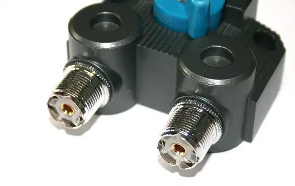 MIRMIDON MIRC02PL Conmutador 2 posiciones conectores PL, El MIRC02PL es un conmutador de alta calidad con conectores PL hembra, diseñado para la conexión de dos antenas a una misma emisora.
