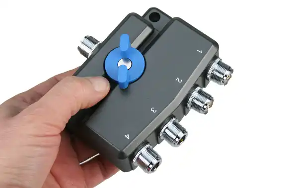 MIRMIDON MIRC04COMBO Conmutador 4 posiciones: 2 conectores PL + 2 conectores N hembra