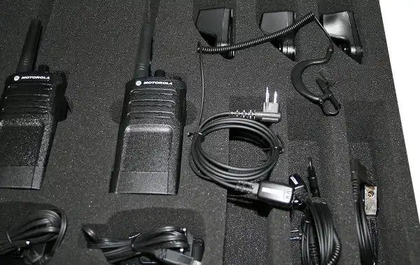 MALETA-XL-06-XT420 Maleta de transporte acolchada con 6 walkies completos XT-420. Capacidad 6 walkies + 6 cargadores + 6 baterias + 6 Pinganillos PIN29 M Micro-auricular + 6 Clips de cinturón