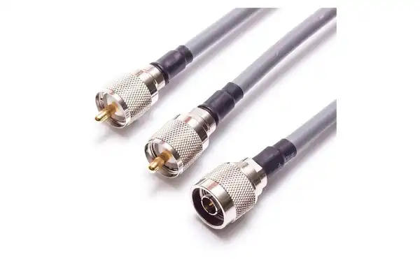 El KOMUNICA MX-2000-PWR-N es un triplexor con un cable de 35 cm de longitud que permite operar en tres rangos de frecuencia diferentes utilizando una sola antena. Este dispositivo es útil en aplicaciones de radioaficionados y comunicación donde se necesit