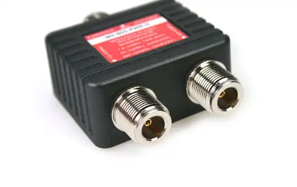 Aucun câble supplémentaire : comme le modèle précédent, le MX-600-PWR-N ne nécessite aucun câble supplémentaire. Cela simplifie l'installation et réduit la complexité du système.