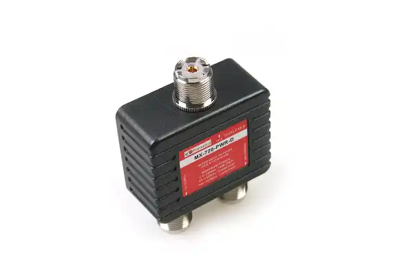 Conectores PL Hembra UHF: Este duplexor está equipado con conectores PL hembra UHF en ambos extremos. Estos conectores son comunes en aplicaciones de radioaficionados y proporcionan una conexión segura y confiable.