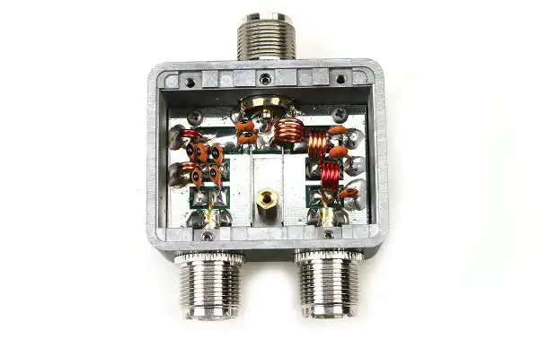 Diseño de Alta Calidad: El MX-720-PWRD está diseñado para ofrecer un rendimiento confiable y de alta calidad, lo que es esencial en aplicaciones de radioaficionados donde la claridad y la estabilidad de la señal son cruciales.