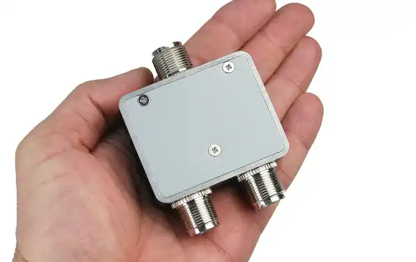 Conversión de Frecuencias: El duplexor permite que una sola antena se utilice para transmitir y recibir en diferentes bandas de frecuencia sin interferencia mutua. Esto es útil en estaciones de radioaficionados o sistemas de comunicación que necesitan ope