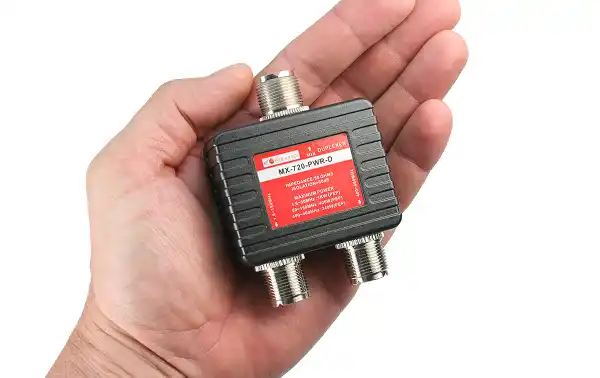 KOMUNICA MX-720-PWRD es un duplexor de alta calidad diseñado para su uso en múltiples bandas de frecuencia, lo que lo hace adecuado para aplicaciones de radioaficionados y comunicación que requieren flexibilidad en la selección de bandas. Proporciona una 