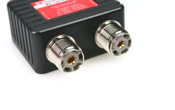 Este duplexor está equipado con conectores PL hembra UHF en ambos extremos. Estos conectores son comunes en aplicaciones de radioaficionados y proporcionan una conexión segura y confiable.