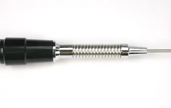 Ganho de 3,0 dBi (144 MHz) e 5,5 dBi (430 MHz).