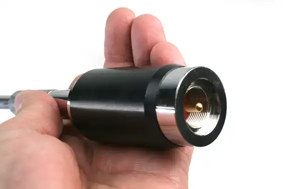 Connecteur PL : Le connecteur PL est un connecteur courant dans les équipements radio, facilitant l'installation et la connexion.