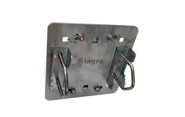 TAGRA P-1031 es un versátil soporte doble para mástil que ofrece dos posiciones, tanto horizontal como vertical, para adaptarse a diversas necesidades