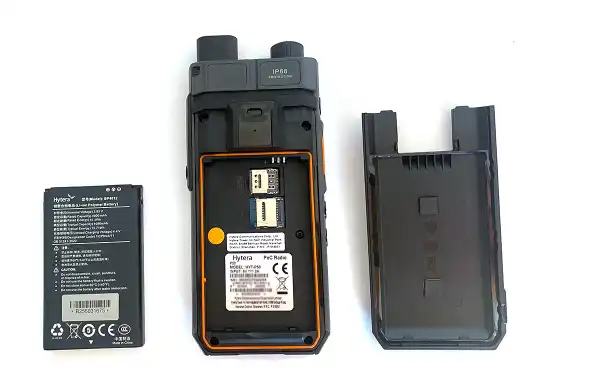 Hytera P50 es una radio profesional PoC (Push-to-Talk over Cellular) diseñada para ofrecer comunicación instantánea mediante red 4G/LTE con cobertura nacional e internacional. Combina la robustez de una radio profesional con las ventajas de la conectivida