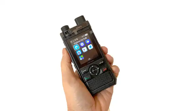 Hytera P50 es una radio profesional PoC (Push-to-Talk over Cellular) diseñada para ofrecer comunicación instantánea mediante red 4G/LTE con cobertura nacional e internacional. Combina la robustez de una radio profesional con las ventajas de la conectivida