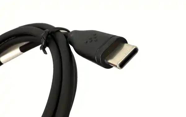 Le câble Hytera PC162 est un câble de programmation et de charge conçu pour les radios portables Hytera équipées d'un connecteur USB Type-C. Il permet de connecter la radio directement à un ordinateur via un port USB Type-A, facilitant ainsi la progra