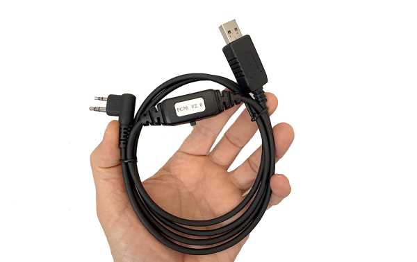 O Hytera PC76 é um cabo de programação projetado para rádios portáteis Hytera. Ele permite conectar a porta USB tipo A de um computador ao conector de 2 pinos do rádio, simplificando a configuração, as atualizações de firmware e a manutenção do equipament