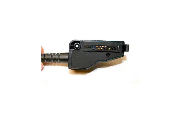 The NAUZER PIN 29 K1 micro-headset is a high-end device designed to offer comfort and superior quality. Includes a rotating metal clip on the lapel microphone and a curly cable, providing durability and flexibility. Its soft rubberized ear support ensures