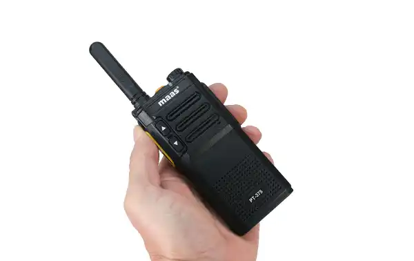 El MAAS PT-375 es un walkie-talkie diseñado para uso profesional sin licencia, operando en la banda de frecuencia PMR446, un estándar común para dispositivos de radio de corto alcance