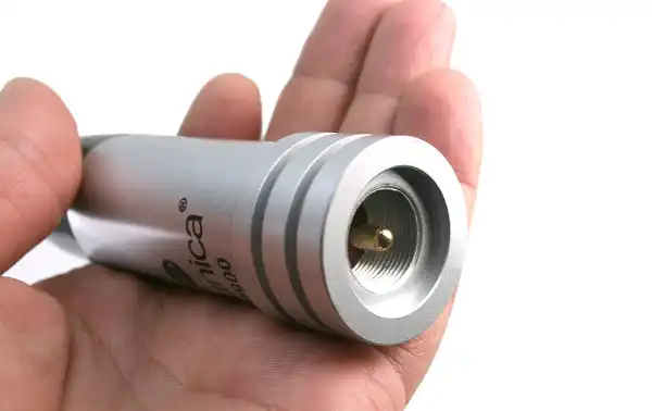 Pre-Sintonizada: La antena está pre-sintonizada para un rendimiento óptimo en las bandas de frecuencia de 144 MHz y 430 MHz. Esto significa que está lista para usar directamente fuera de la caja.