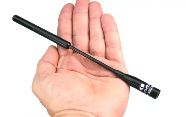 Tipo de Antena: Esta antena es de tipo Extra-Flex, lo que significa que su varilla es flexible, lo que ayuda a evitar daños en situaciones en las que la antena podría ser doblada o torcida. Esta flexibilidad es importante en aplicaciones portátiles.