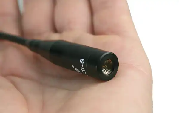 Longitud: La longitud total de la antena es de 20,50 cm. Su diseño compacto es adecuado para aplicaciones portátiles donde el espacio puede ser limitado