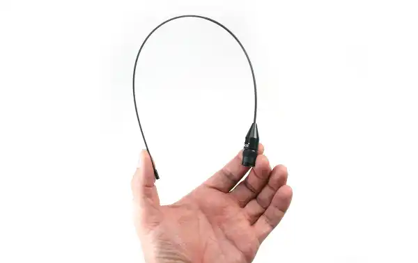 Potencia Máxima de 10W: La antena está diseñada para manejar una potencia de transmisión máxima de hasta 10 vatios, lo que es típico para radios walkie-talkie y otros dispositivos de comunicación portátiles.