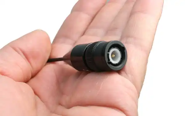 Conector BNC: La antena está equipada con un conector BNC, que es un tipo común de conector de radio frecuencia utilizado en radios y otros dispositivos de comunicación. Esto facilita la conexión de la antena a un dispositivo compatible.
