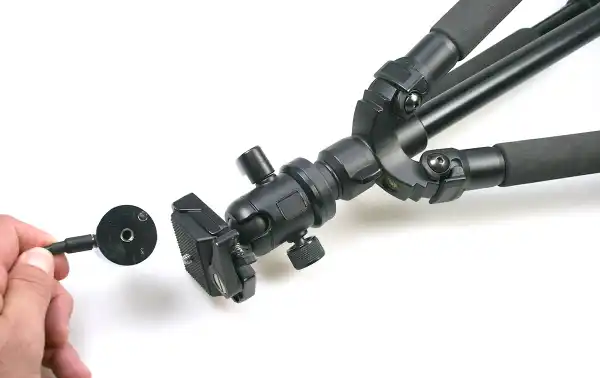 KOMUNICA RB-3WI es un accesorio útil para montar antenas con conector PL Macho en trípodes de fotografía estándar. Su diseño resistente y la capacidad de conectar múltiples radiales lo hacen ideal para diversas aplicaciones, incluyendo el uso de antenas m