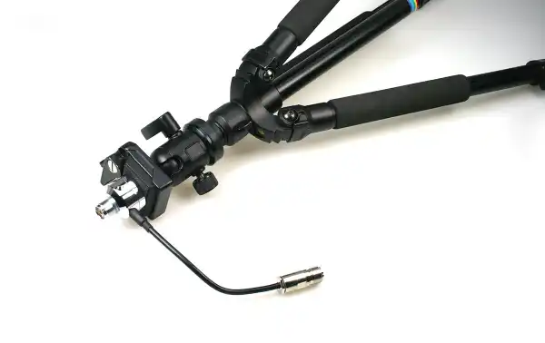 Con el KOMUNICA RB-3WI, puedes utilizar tu antena móvil como una antena base en diversas situaciones, como expediciones, jardines, balcones, terrazas, etc. El soporte se adapta a trípodes de fotografía estándar, lo que lo hace versátil y fácil de instalar