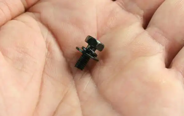 RECYU9900077 YAESU Parafuso para suporte de instalação do transmissor