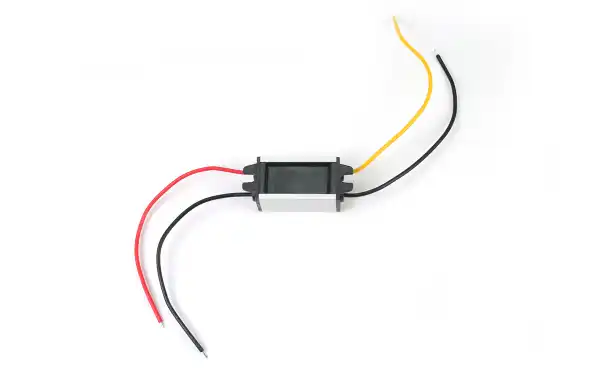 Redutor de tensão SADELTA 1 ampere. Entrada: 18 a 30 volts, saída 12 volts