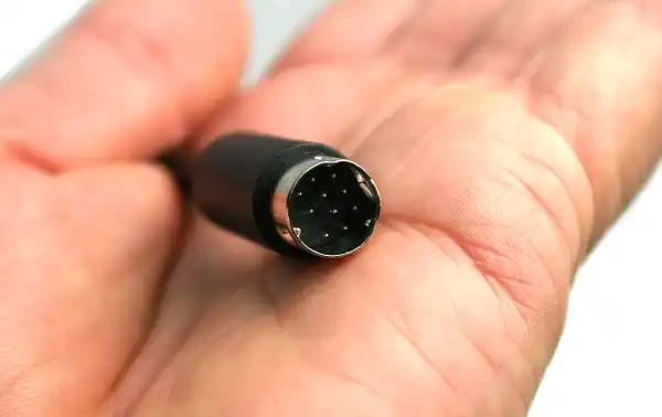 Compatibilidade: Foi projetado especificamente para ser compatível com os modelos de rádio Yaesu FTM-100DE e FTM-400DE.