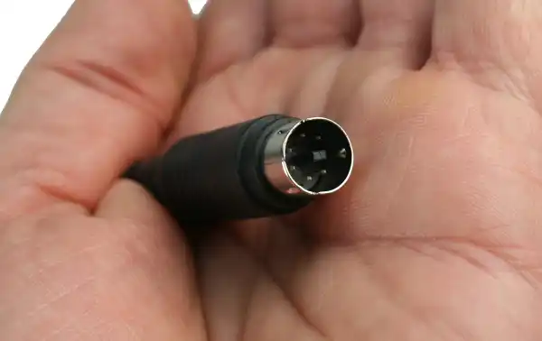 Connexion fiable : fournit une connexion sécurisée et fiable entre les émetteurs et les rotors pour garantir un contrôle précis des antennes.