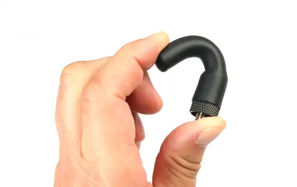 Es importante recordar que las antenas son elementos críticos para un rendimiento óptimo de los equipos de comunicación, por lo que siempre es recomendable utilizar antenas de calidad y diseñadas para las frecuencias y equipos específicos. Longitud total 