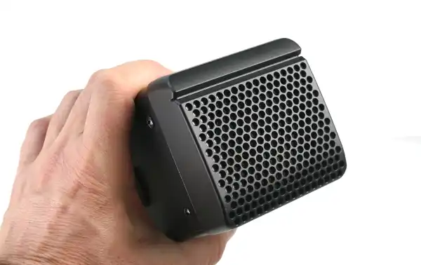  El YAESU SP-40 es un altavoz externo diseñado específicamente para complementar el transceptor FT-710. Este altavoz mejora significativamente la experiencia auditiva, ofreciendo un sonido claro y preciso, ideal para operadores de radioafición que desean 