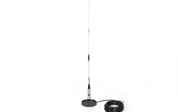 L'antenne argentée Nagoya SP80P-BM90PL est une antenne bi-bande conçue pour fonctionner dans les bandes VHF/UHF, avec des fréquences de 144/430 MHz. Cette antenne est dotée d'un ressort pour offrir flexibilité et résistance, ce qui la rend idéale 
