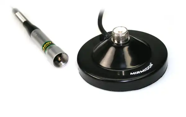 L'antenne argentée Nagoya SP80P-BM90PL est une antenne bi-bande conçue pour fonctionner dans les bandes VHF/UHF, avec des fréquences de 144/430 MHz. Cette antenne est dotée d'un ressort pour offrir flexibilité et résistance, ce qui la rend idéale 